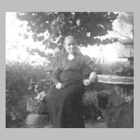 066-0007 Oma Braun, geb. Thomaschki auf der Gartenbank .jpg